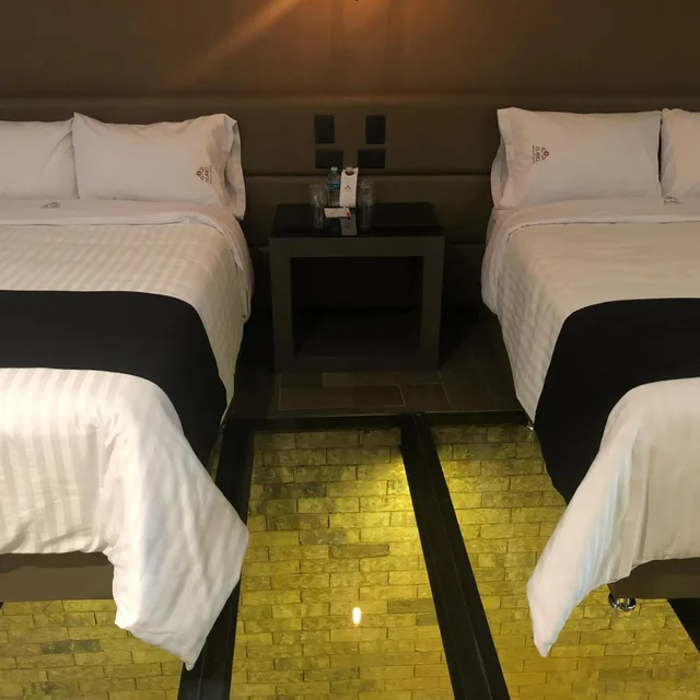 غرفة بسريرين منفصلين بحوض استحمام، Hotel Isabel Unico 9/10
