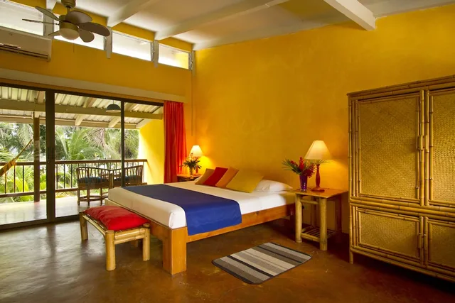 غرفة سوبيريور بسرير كينج وسرير فردي بشرفة بإطلالة جزئية على البحر، Villas Del Caribe 2/5