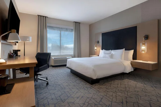 غرفة بسرير كينج بحوض استحمام لذوي الإعاقة، Fairfield Inn & Suites by Marriott Denver Airport at Gateway Park 4/10