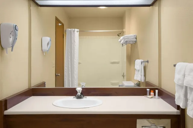 غرفة بسرير كينج يُسمح فيها بالحيوانات الأليفة، Howard Johnson by Wyndham Leavenworth 3/4