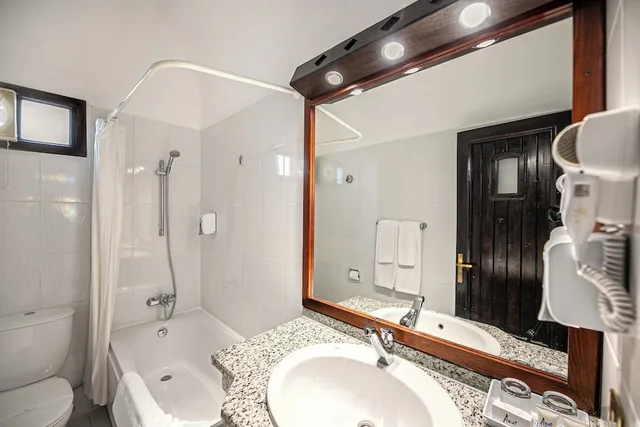 غرفة قياسية بسرير كينج بإطلالة على البحر، Arabella Azur Resort 7/7