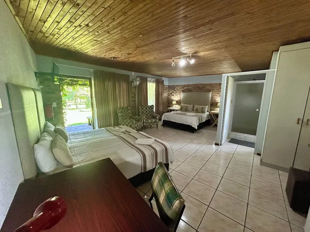 4 Rooms, Family, Queen and Twin Beds, Airport Game Lodge 9/10