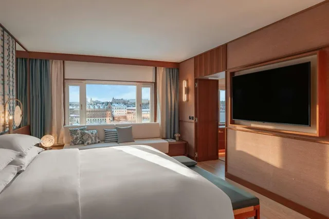 جناح رئاسي بسرير كينج بإطلالة على البحيرة بغرفة نوم واحدة مع دخول صالة النادي، Sheraton Stockholm Hotel 1/2