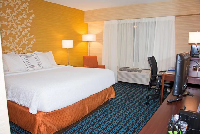 غرفة بسرير كينج بحوض استحمام لذوي الإعاقة، Fairfield Inn Suites Butler 1/1