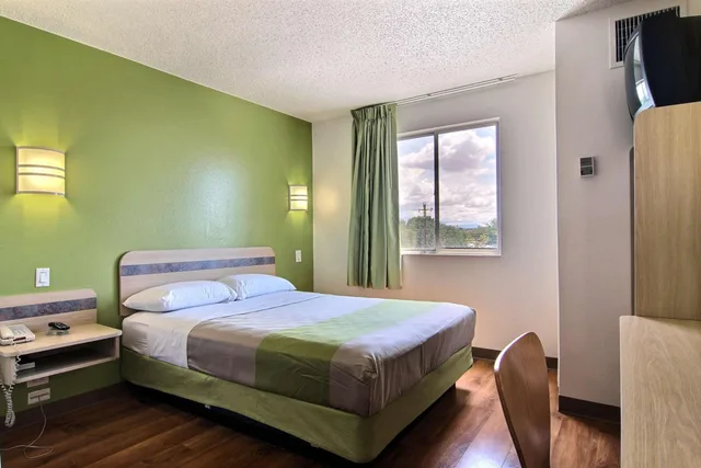 1 Queen Bed - Mobility Accessible Tub، Motel6 Albuquerque, NM - North 7/10