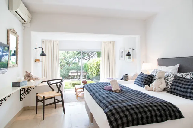 غرفة رباعية بسرير كينج وسريرين منفصلين، Hotel Font Mourier 1/1