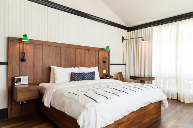Chic, King Bed، American Trade Hotel 1/2