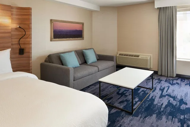 غرفة كبيرة بسريرين كوين مع أريكة، Fairfield Niagara Falls Canada 4/4