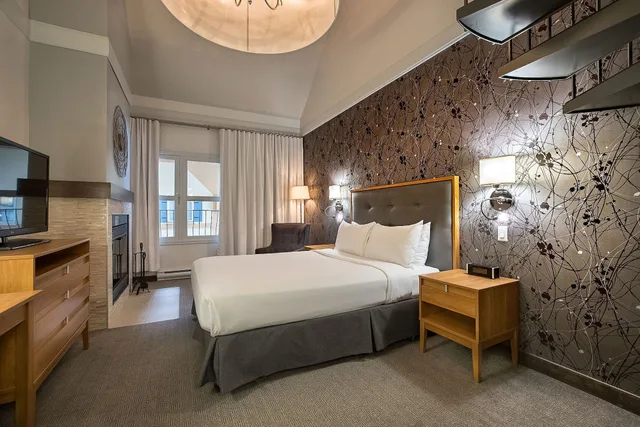 Junior Suite, 2 Queen Beds, Chateau Bromont 5/10
