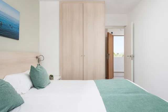 شقة بسريرين منفصلين بإطلالة على الحديقة بشرفة مع أريكة، Olive Beach Apartments 4/9