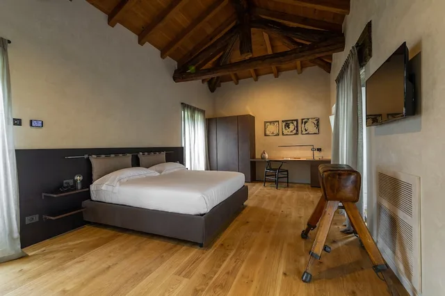 غرفة ديلوكس بسرير كينج بإطلالة على الحديقة، Relais San Vigilio Al Castello 1/4