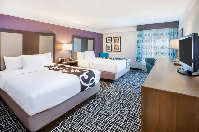 غرفة ديلوكس بسريرين كوين، La Quinta Inn & Suites by Wyndham Cincinnati Airpt Florence 1/3
