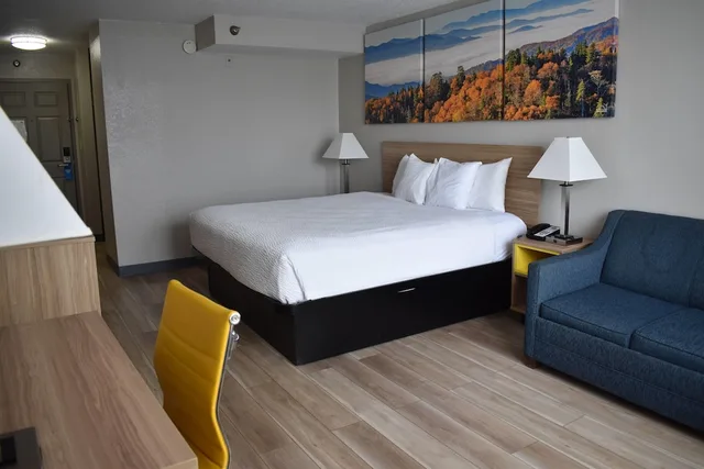 غرفة بسرير كينج، Days Inn & Suites By Wyndham Tucker/Northlake 4/6