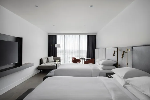 غرفة بريميوم رباعية بسريرين مزدوجين، Melbourne Marriott Hotel Docklands 1/5