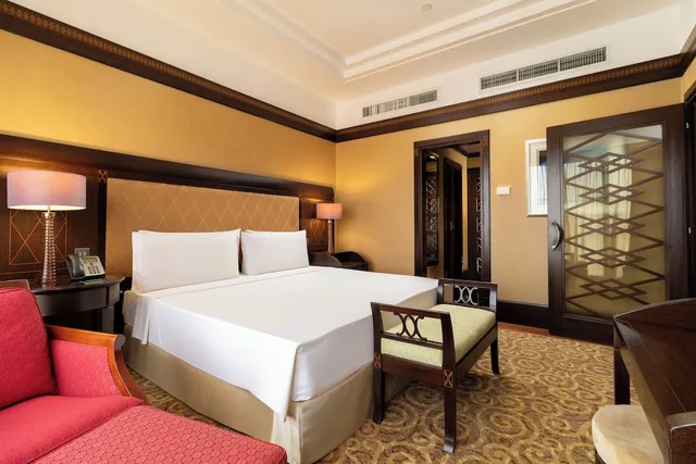جناح بسرير كينج بإطلالة على المسبح بغرفة نوم واحدة مع دخول صالة النادي للمدخنين، Holiday Inn Kuwait 10/10