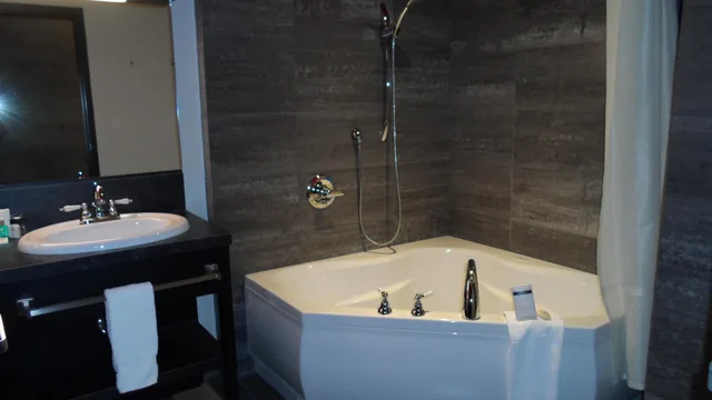 جناح بريستيج بسرير كينج، Grand Times Hotel Sherbrooke 7/8