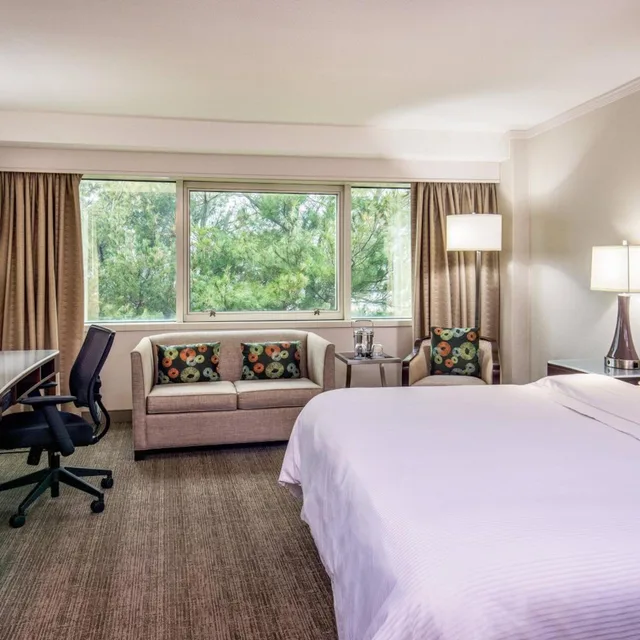 غرفة تقليدية بسرير كينج بحوض استحمام لذوي الإعاقة، The Westin Waltham Boston 1/7