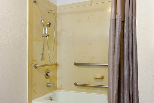 غرفة ديلوكس بسريرين مزدوجين بمطبخ صغير، Studio6 Alexandria, LA 5/6