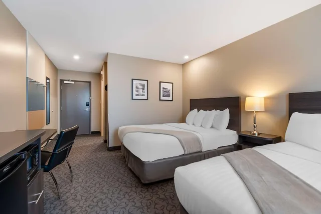 غرفة بسريرين كوين يُسمح فيها بالحيوانات الأليفة، Villa Inn and Suites, SureStay Collection By Best Western 1/4