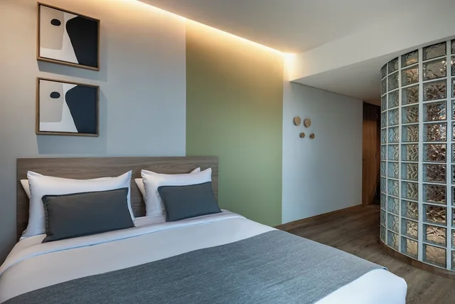 جناح جونيور بسرير كوين، Heiss Hotel 6/10