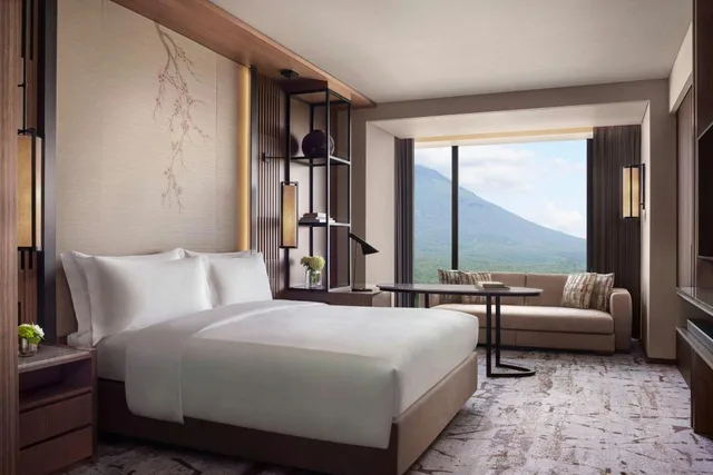 Higashiyama, Suite, Twin Beds, King Bed, Mountain View، Higashiyama Niseko Village, a Ritz-Carlton Reserve 1/2