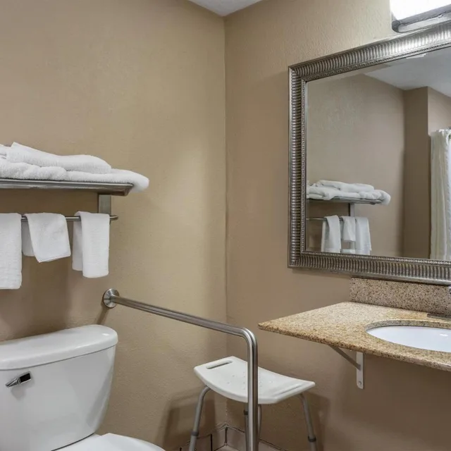 غرفة بسريرين مزدوجين بحوض استحمام لذوي الإعاقة، SureStay Hotel by Best Western Summersville 7/8