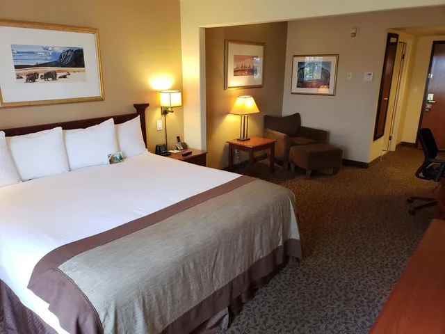 غرفة بسرير كينج وسرير كوين لذوي الإعاقة، Wingate by Wyndham Edmonton West 1/8