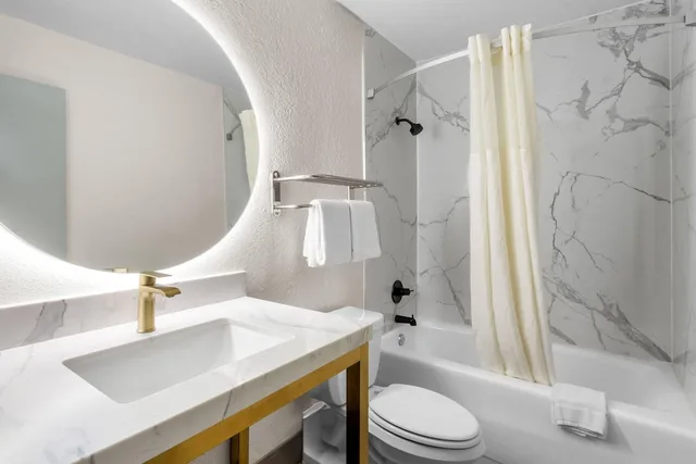 جناح بسرير كينج مع أريكة، Quality Inn Suites Lake Havasu City 8/8