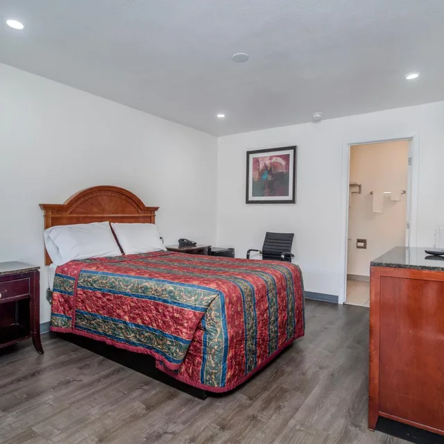 غرفة بسرير كينج وسرير كوين، Alameda Motel San Jose 1/3