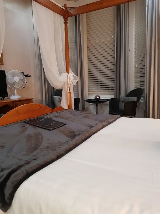 Four Poster, Double Bed, Sofa، Rock Dene Hotel - Guest House 2/4