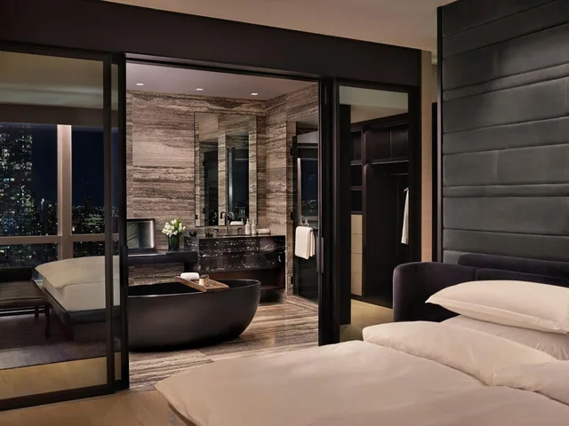 1 Bedroom, Executive, Suite, King Bed, Skyline View, Corner، Equinox Hotel 1/1