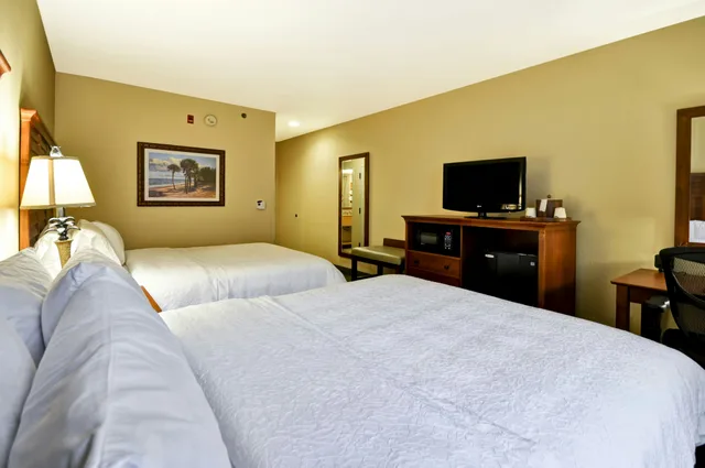 غرفة بسريرين كوين لذوي الإعاقة، Hampton Inn Suites Charleston 4/6