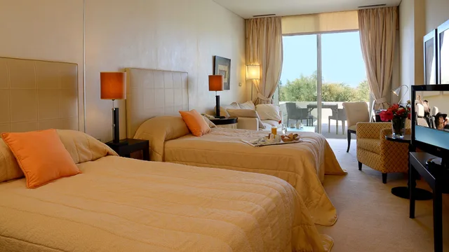 غرفة حصرية ثلاثية بسريرين منفصلين بإطلالة على البحر مع أريكة، Plaza Resort Hotel 2/5