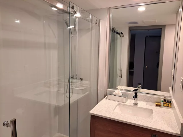 غرفة تنفيذية بسرير كينج، Best Western Plus Vancouver Airport Hotel 4/4