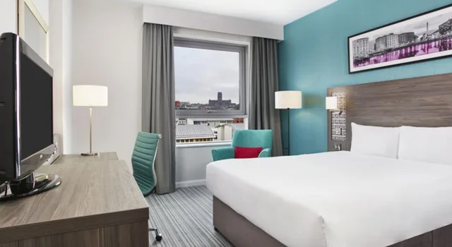غرفة قياسية بسرير مزدوج وسرير فردي، Leonardo Hotel Liverpool 2/3