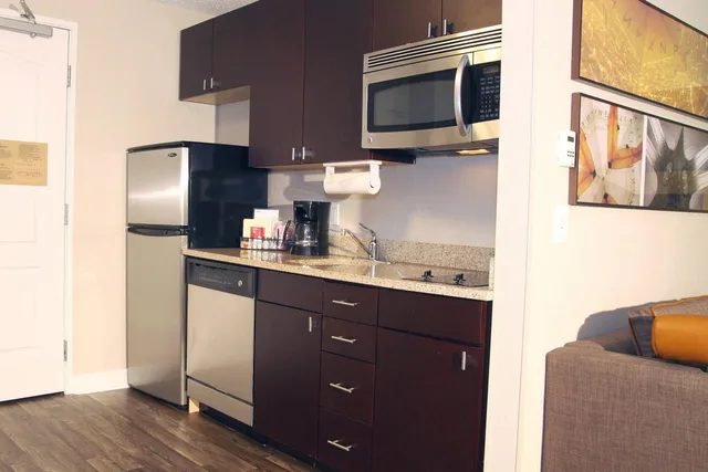جناح بسرير كوين بغرفة نوم واحدة مع أريكة بحوض استحمام لذوي الإعاقة، Towneplace Suites By Marriott Albany Downtown Medical Center 7/7