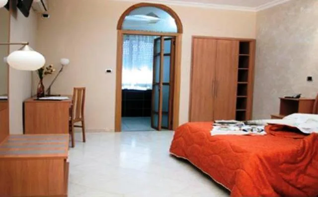 غرفة ثلاثية، Hotel Daytona 2/10