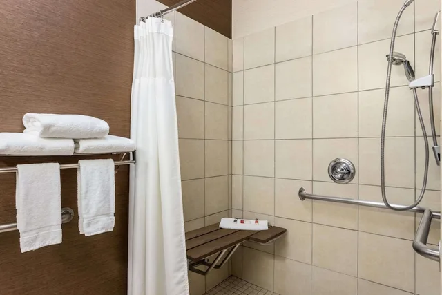 غرفة بسرير كوين لذوي الإعاقة، Baymont By Wyndham Tulsa 2/3
