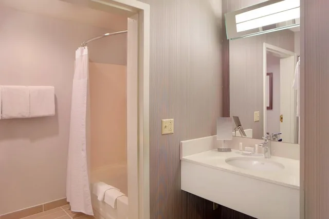 غرفة بسرير مزدوج، Courtyard By Marriott Kokomo 3/3