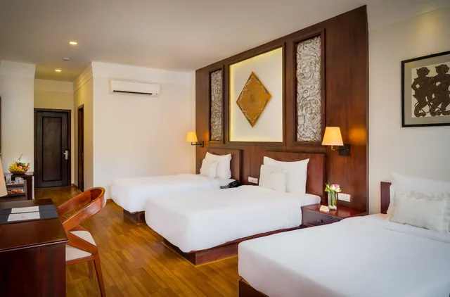 غرفة ديلوكس ثلاثية بسرير كينج وسرير فردي بإطلالة على المسبح، Sabara Angkor Resort & Spa 1/6