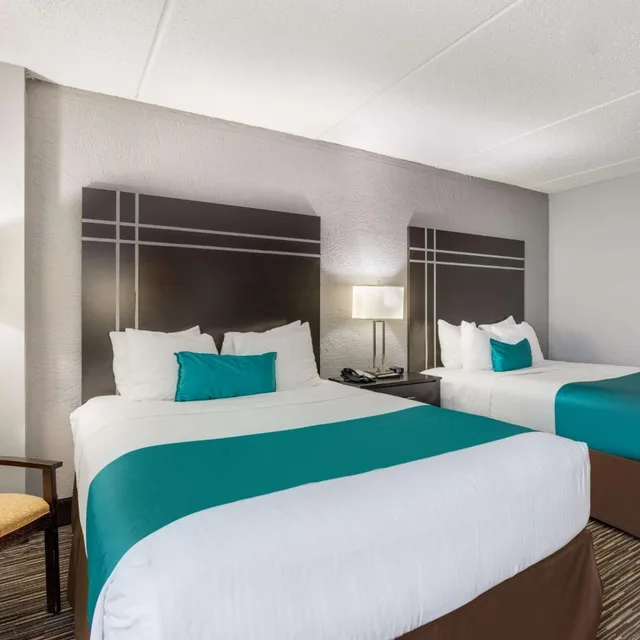 غرفة بسريرين كوين لذوي الإعاقة، Best Western Waukesha Grand 1/5