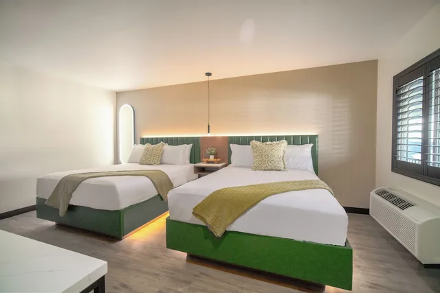 Exclusive, 3 Queen Beds, LYFE INN & SUITES by AGA- North Hollywood Near Universal Studios 2/3