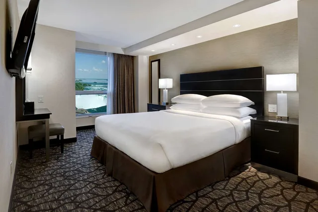 Studio, Suite, King Bed, Canadian Us Falls View، Embassy Suites By Hilton Niagara Falls Fallsview 1/1