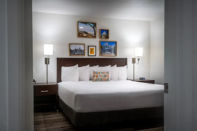 2 Bedrooms, Plus, Single, King Bed, 2 Queen Beds، Alpine Inn Near Convention Center And the Park 9/10