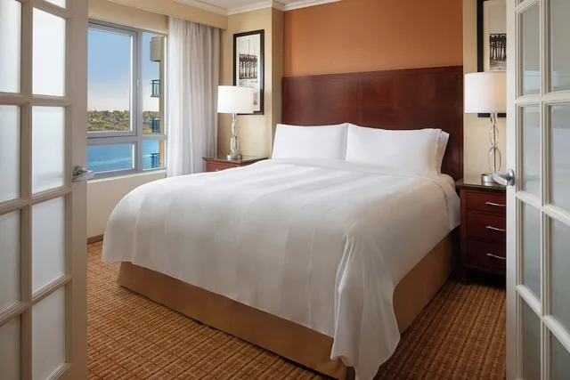 1 Bedroom, Suite, King Bed, Bay View, Sofa، Marriott Newport Beach Bayview 2/9