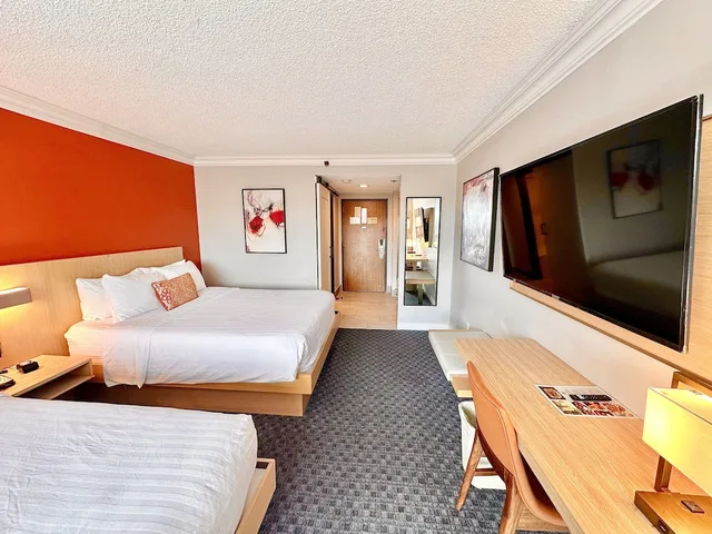 Room, 2 Queen Beds, Lincoln Hotel Monterey Park Los Angeles 3/10