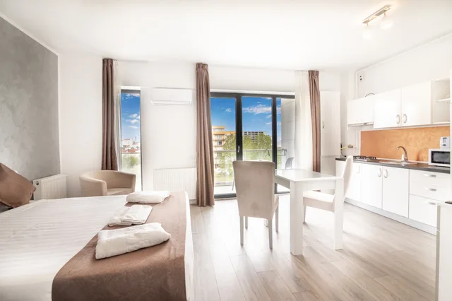 Studio, King Bed, Balcony, Miramare Residence 4/10