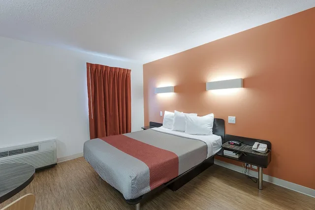 غرفة قياسية بسرير كوين لذوي الإعاقة، Motel6 Brandon, MB 4/8