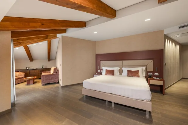 غرفة جونيور بسرير كينج بشرفة، Il Boscareto Resort Spa 5/10