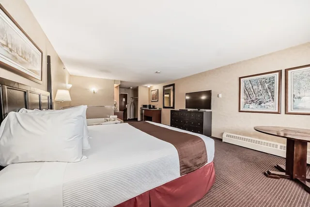 غرفة تنفيذية بسرير كينج بحوض جاكوزي، Stony Plain Inn & Suites 1/7